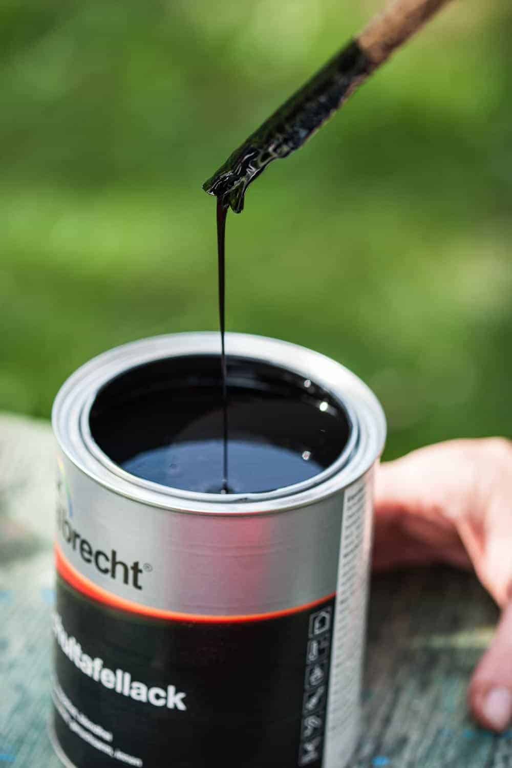 Tür mit Tafelfarbe streichen - DIY für ein großes Blackbord im Garten
