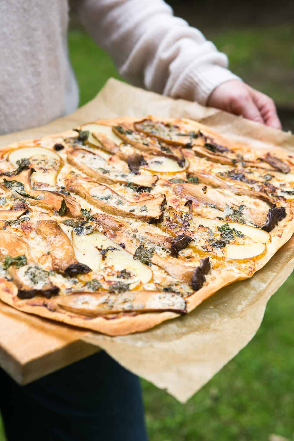 Flammkuchen Rezept mit Pilzen, Birnen und Blauschimmelkäse