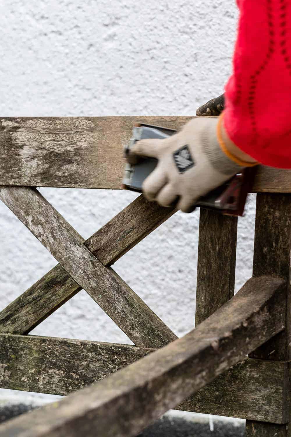 Holzbank abschleifen