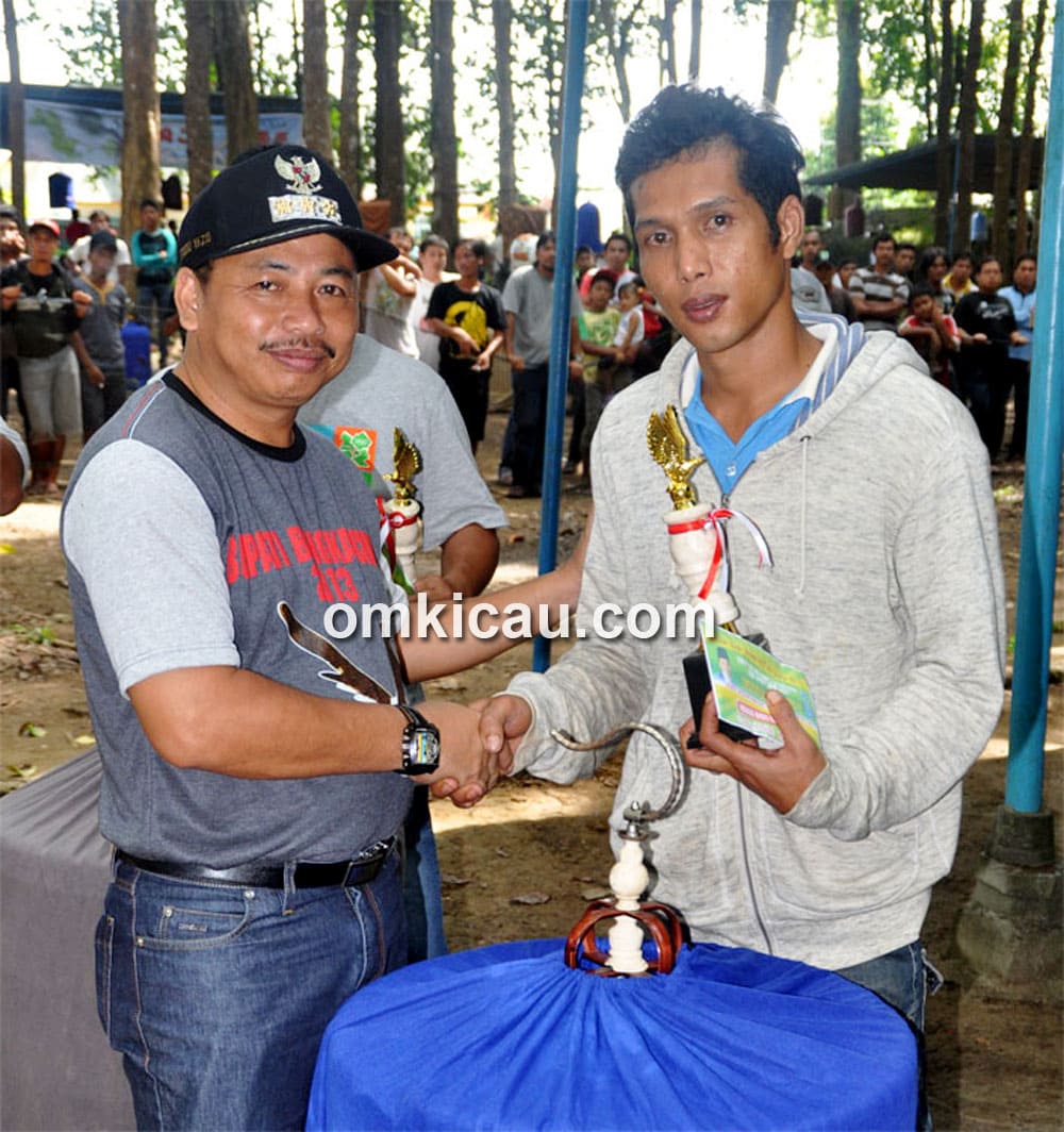 Bupati Bangka Yusroni Yazid (kiri) menyerahkan trofi kepada, pemilik MB Mambo.