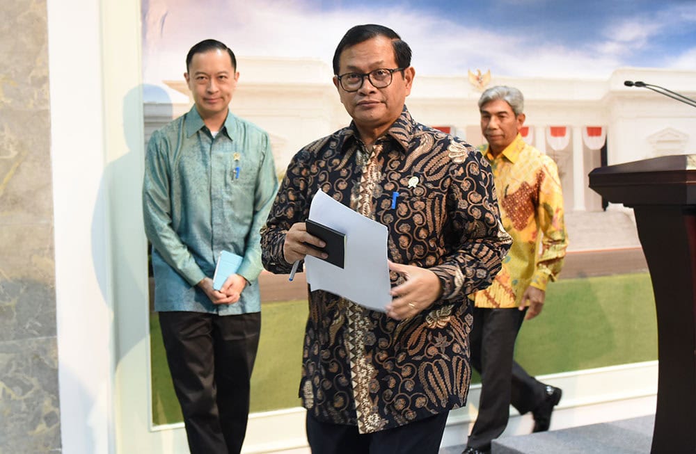 Seskab memberikan keterangan pers usai Rapat Terbatas di Kantor Presiden, Jakarta, Selasa (21/2) malam. (Foto: Humas/Deni)