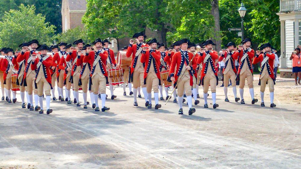 fifes and drums in street colonial williamsburg