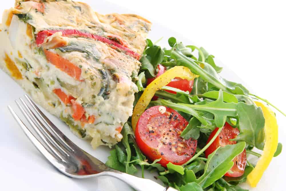 Quiche with tomatoes and green spinach as a no-cook camping meal