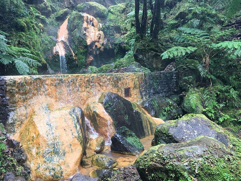 Caldeira Velha - São Miguel - Islas Azores - Rocas marrones