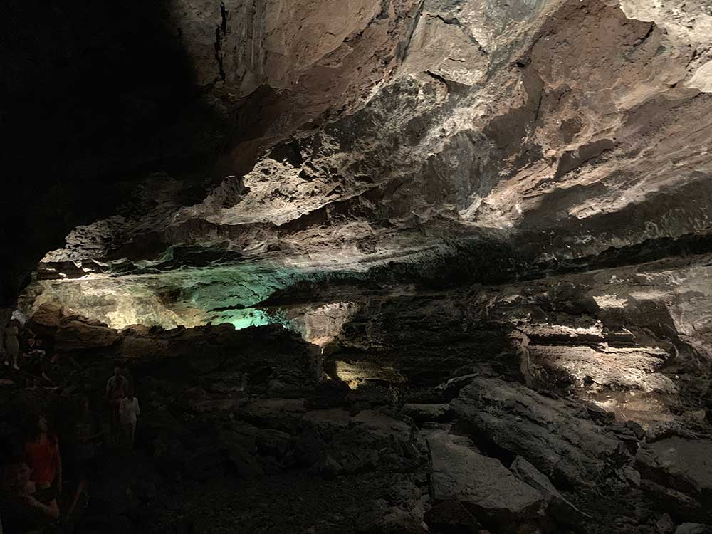 Cueva de los Verdes iluminada