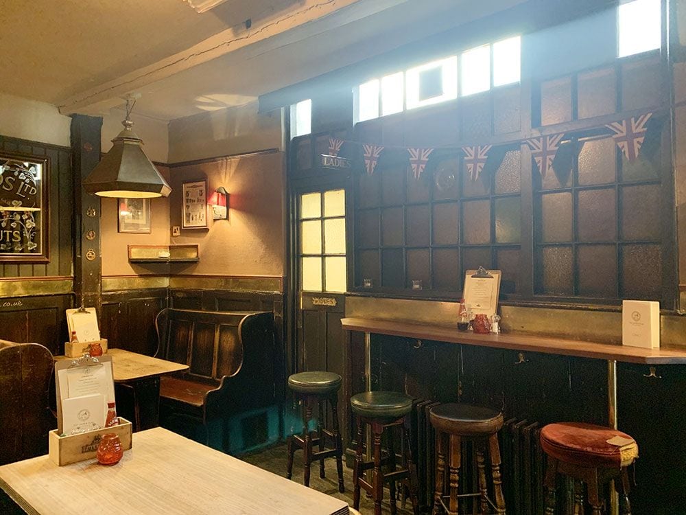 Los pubs más antiguos de Londres - Interior del pub The Lamb & Flag