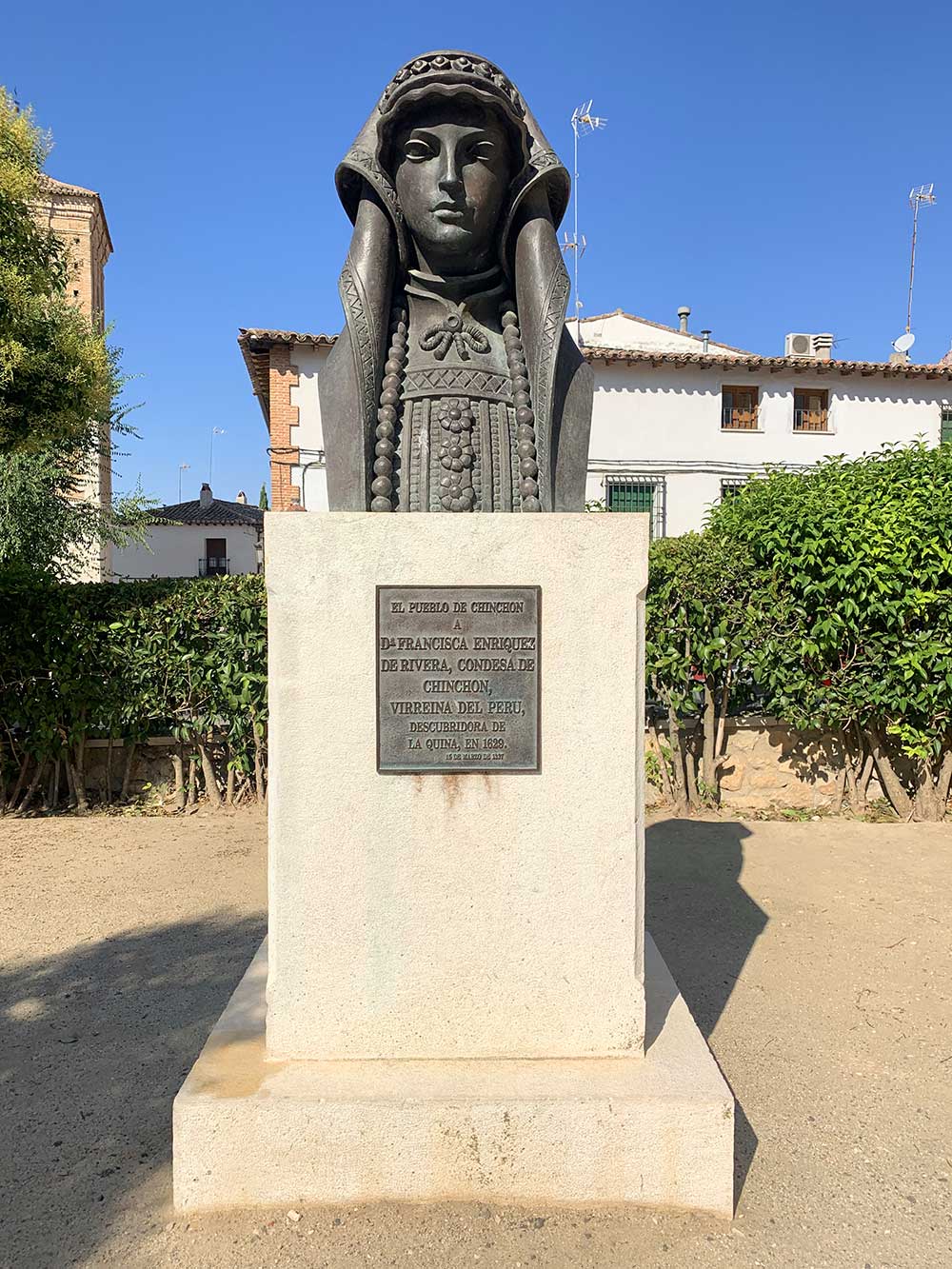 Qué ver en Chinchón - Estatua homenaje a la Virreina