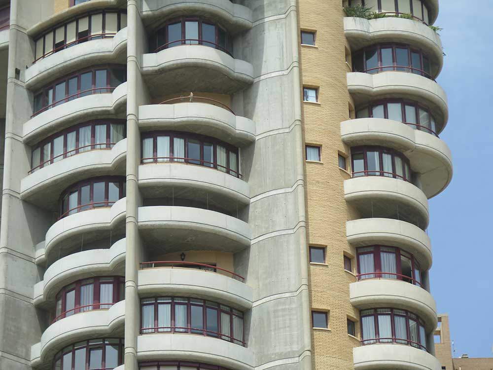 Qué hacer en Benidorm - Detalle de la fachada del Neguri Gane