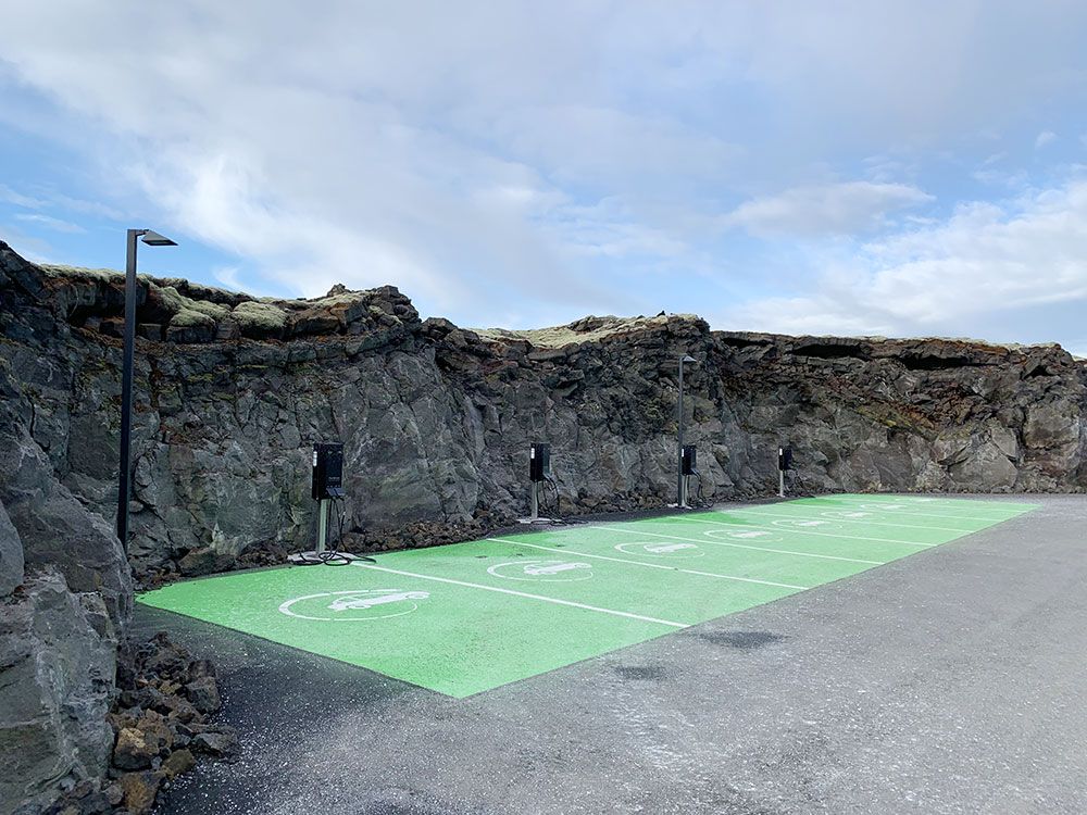The Retreat - Blue Lagoon - Islandia - Aparcamiento coches eléctricos