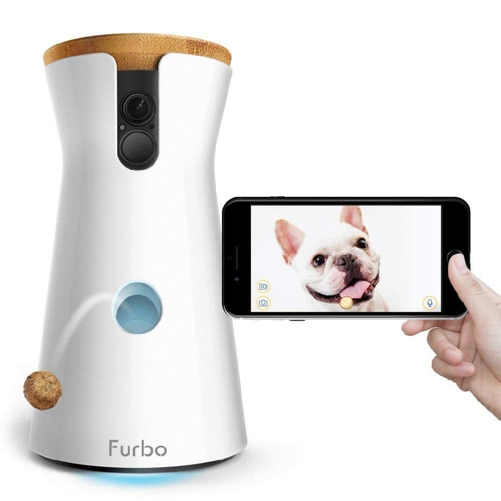 furbo: cámara para perros (dogwebcam) de color blanco con un agujero en medio por el que lanza un premio y con cámara que puedes ver a tiempo real por WIFI