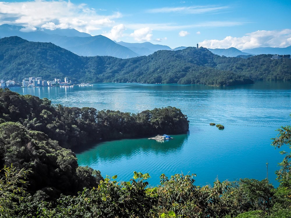 Hasil gambar untuk sun moon lake