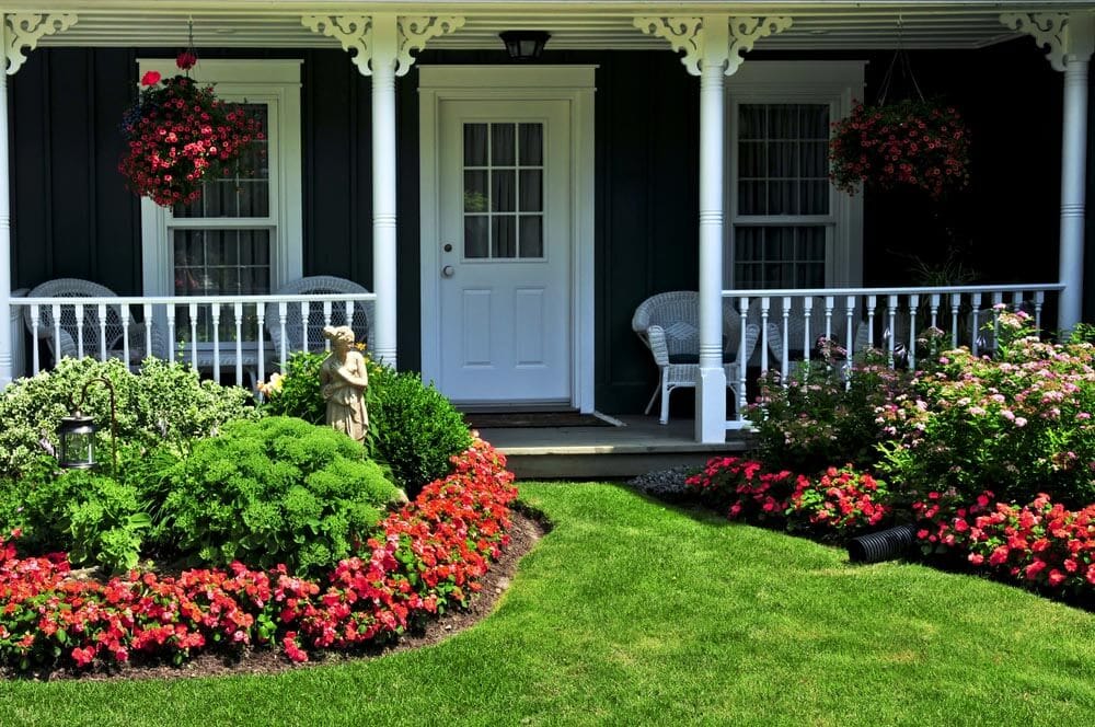 PORCH GARDEN DESIGN IDEAS WITH STRIKING CONTRAST AND HANGING BASKETS