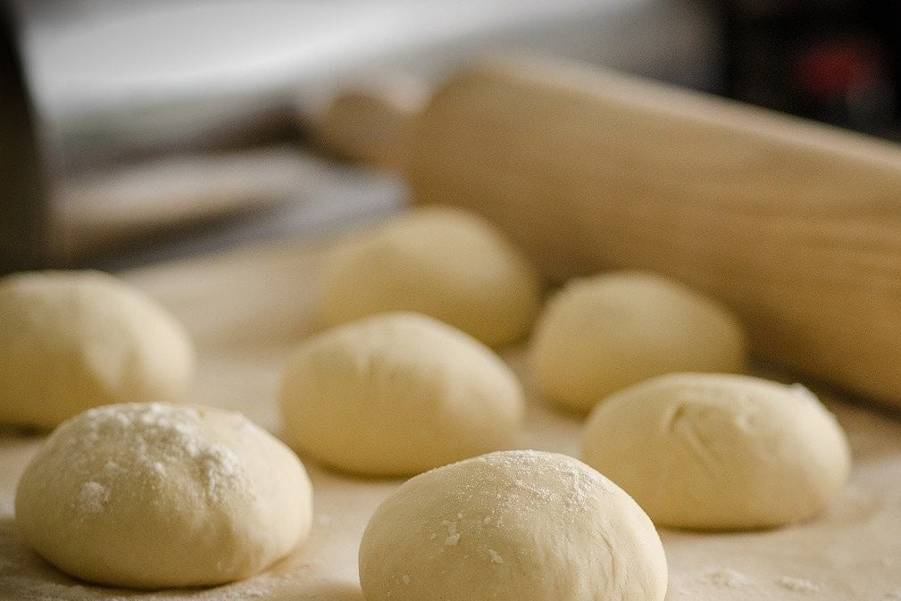 impasto per pizza con mozzarella di bufala
