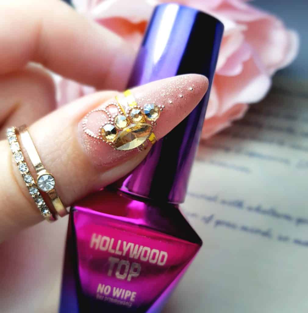 Inspiracje - Trendy w manicure na sylwestra i karnawał 2020 - lakiery brokatowe, pyłki, cyrkonie 5 manicure na sylwestra z cyrkoniami