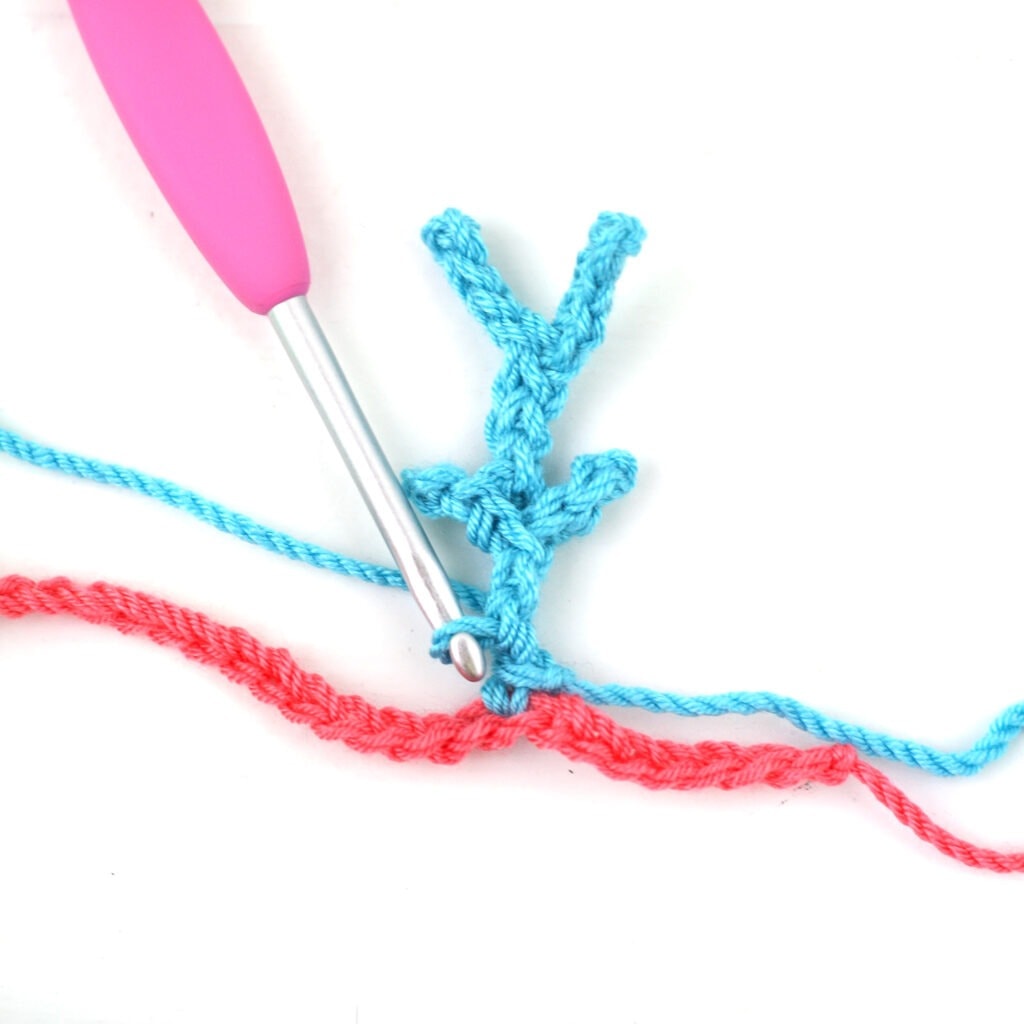 Quick coral crochet jewelry necklace and earrings set. Free crochet pattern by Winding Road Crochet. #crochetearrings#crochetnecklace #crochetpattern #diyjewelry