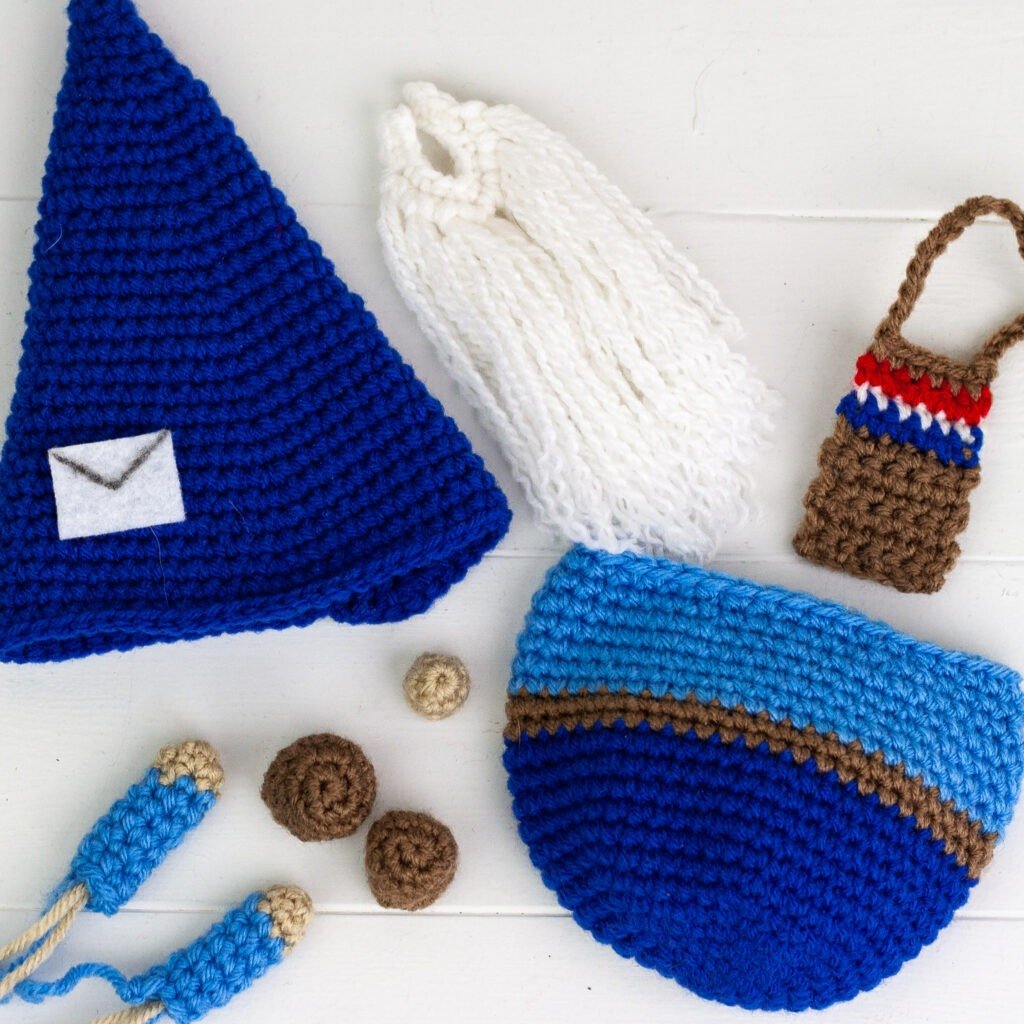 Crochet this little mailman gnome to bring you all your online purchases and Christmas cards. The free crochet pattern for this gnome is easy to follow.