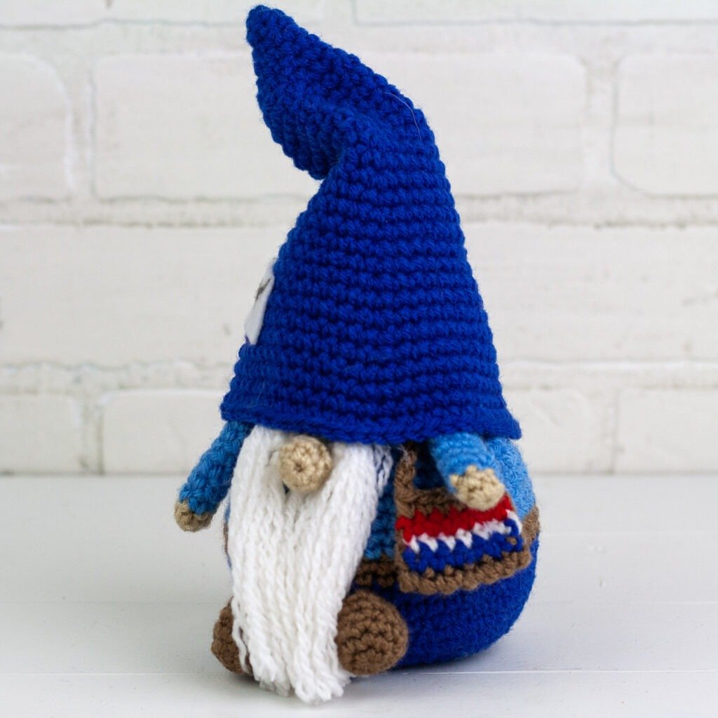 Crochet this little mailman gnome to bring you all your online purchases and Christmas cards. The free crochet pattern for this gnome is easy to follow.