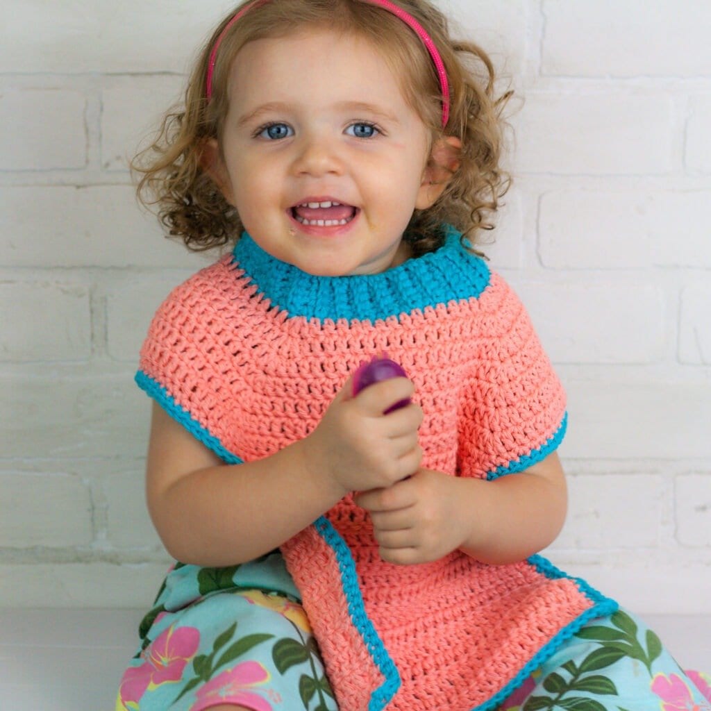 Free crochet pattern for an easy colorful crochet baby bib. Pattern complete with a video tutorial to help you through the pattern.