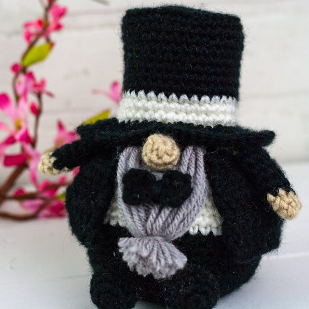 These crochet wedding gnomes make a wonderful wedding shower gift. Free crochet pattern for a fun gift with helpful video tutorials.