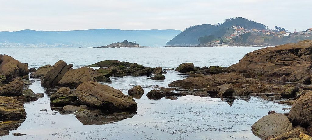 Un amplio sistema rocoso protege los arenales
