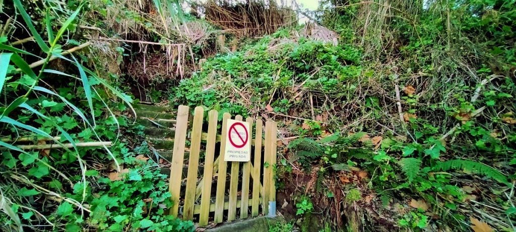 Escaleras privadas en Muiño Vello a mitad del recorrido