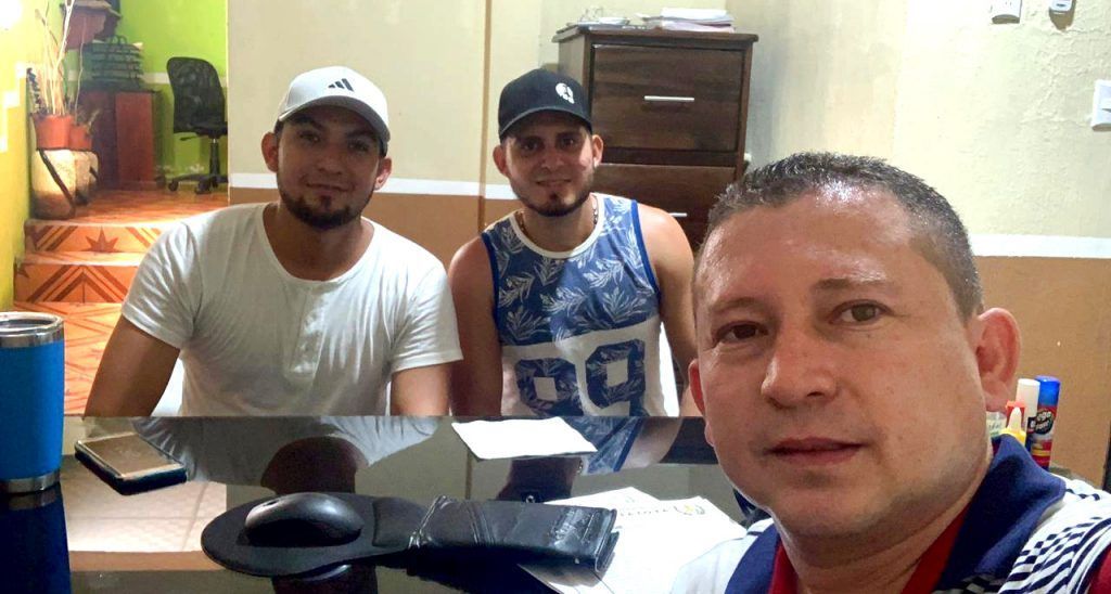 Profesor Gerson Morales y dos exalumnos Indicoogua, equipo de distribución
