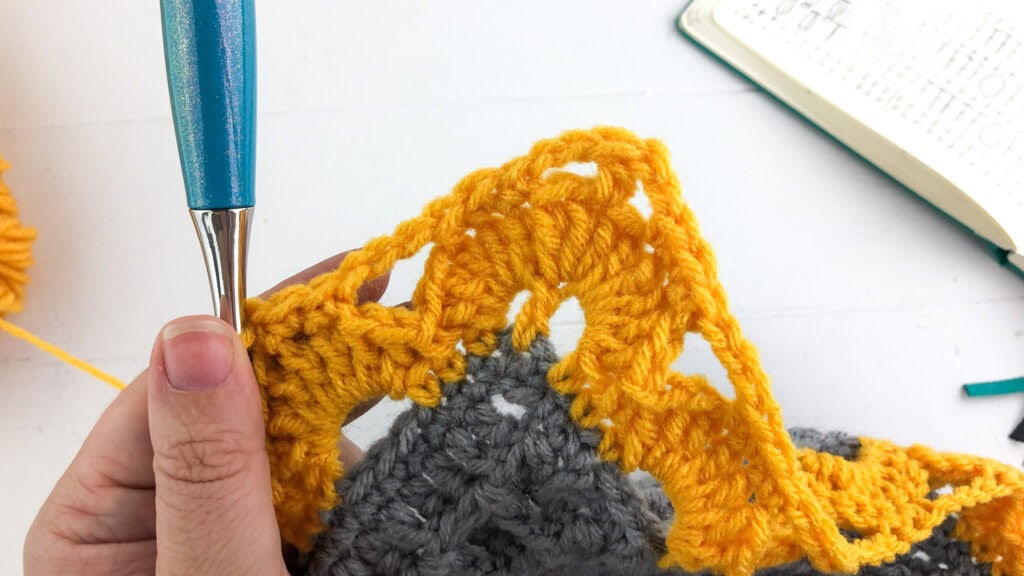 Atemberaubende Häkeldecke mit einem schönen Kreuzstich Grenze. Kostenlose Häkelanleitung mit 7 Deckengrößen und Video-Tutorials. 