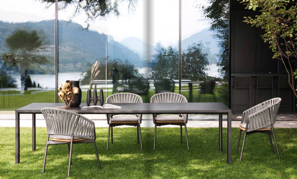 PLEIN AIR Table Smoke + Top in Gres Graphite PIPER Comfort Chairs Smoke + Recycled Belts Stone