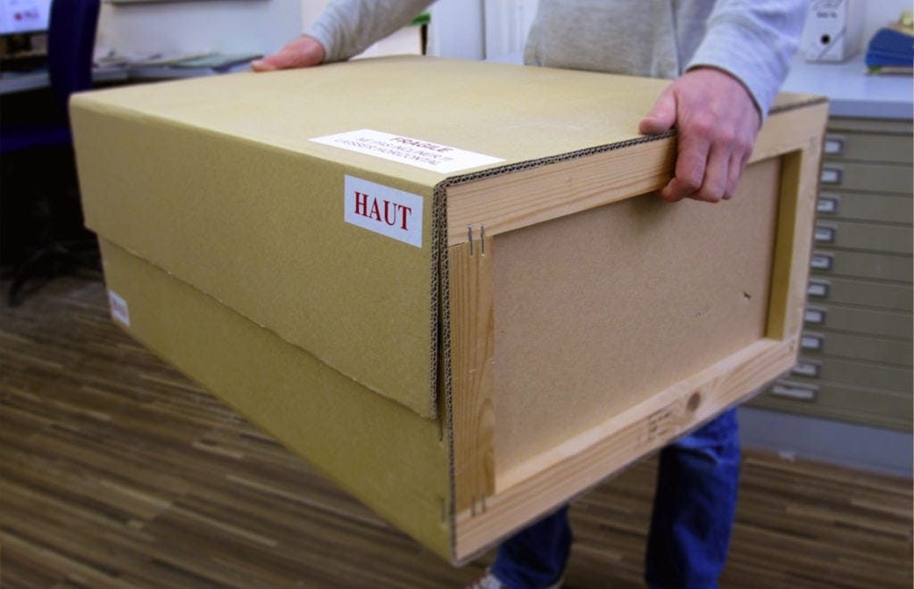 transport d'une caisse en carton