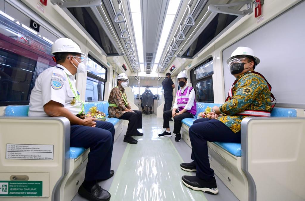 Presiden Jokowi Tinjau LRT