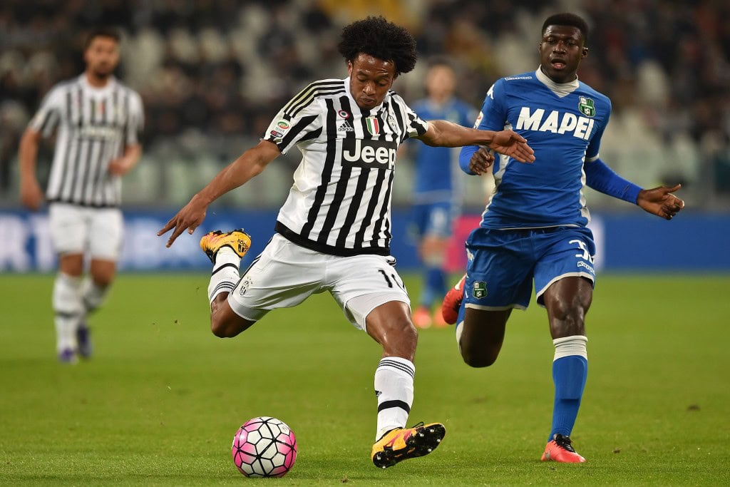 TURIN, ITALY - MARCH 11: Juan Cuadrado (L) of Juventus FC in action against Alfred Duncan of US Sassuolo Calcio during the Serie A match between Juventus FC and US Sassuolo Calcio at Juventus Arena on March 11, 2016 in Turin, Italy. (Photo by Valerio Pennicino/Getty Images)