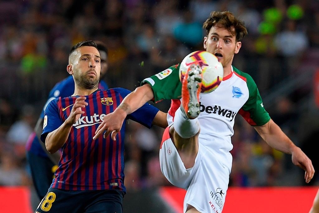 Alba (L) had a solid game on Saturday (Photo by LLUIS GENE/AFP/Getty Images)