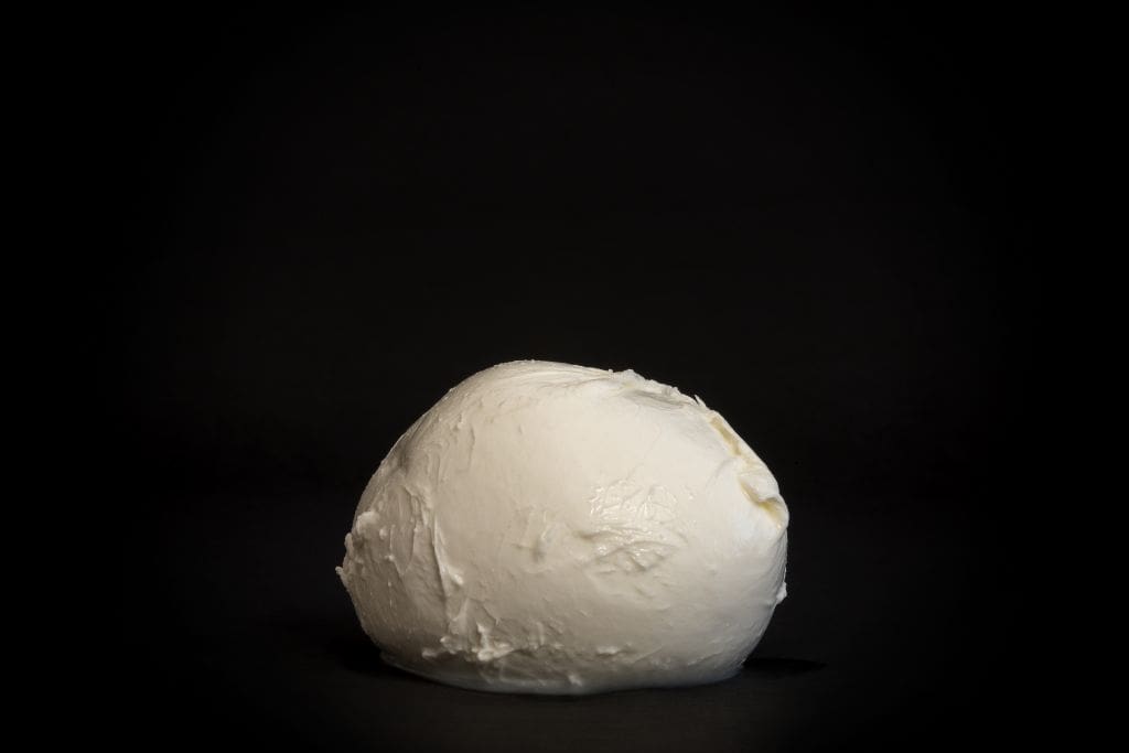 mozzarella di bufala abbuffa fresca e deliziosa zizzona di mondragone