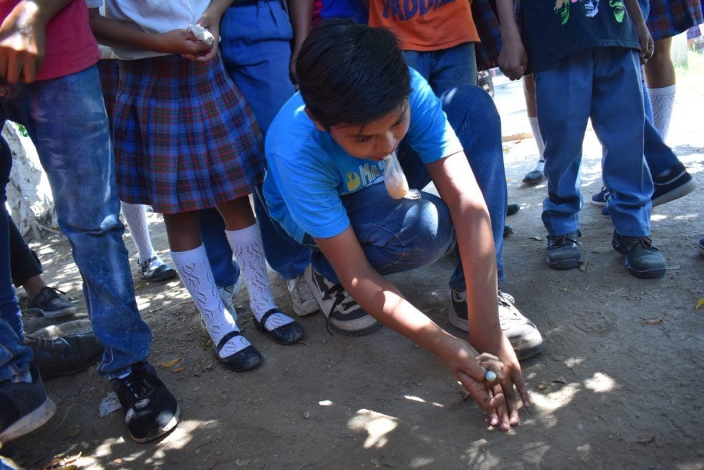 Juegos en el patio del colegio