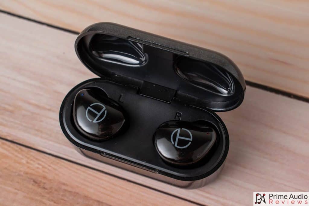 TRN T200 earphones in charging case