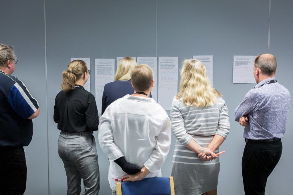 Innovaatiokulttuuri ja sen kehittäminen -työpajassa kuvassa Brainstorm 365 tehtävän purku ja käsiteltävien innovaatiokulttuurin estävien yritysten haasteiden valinta.