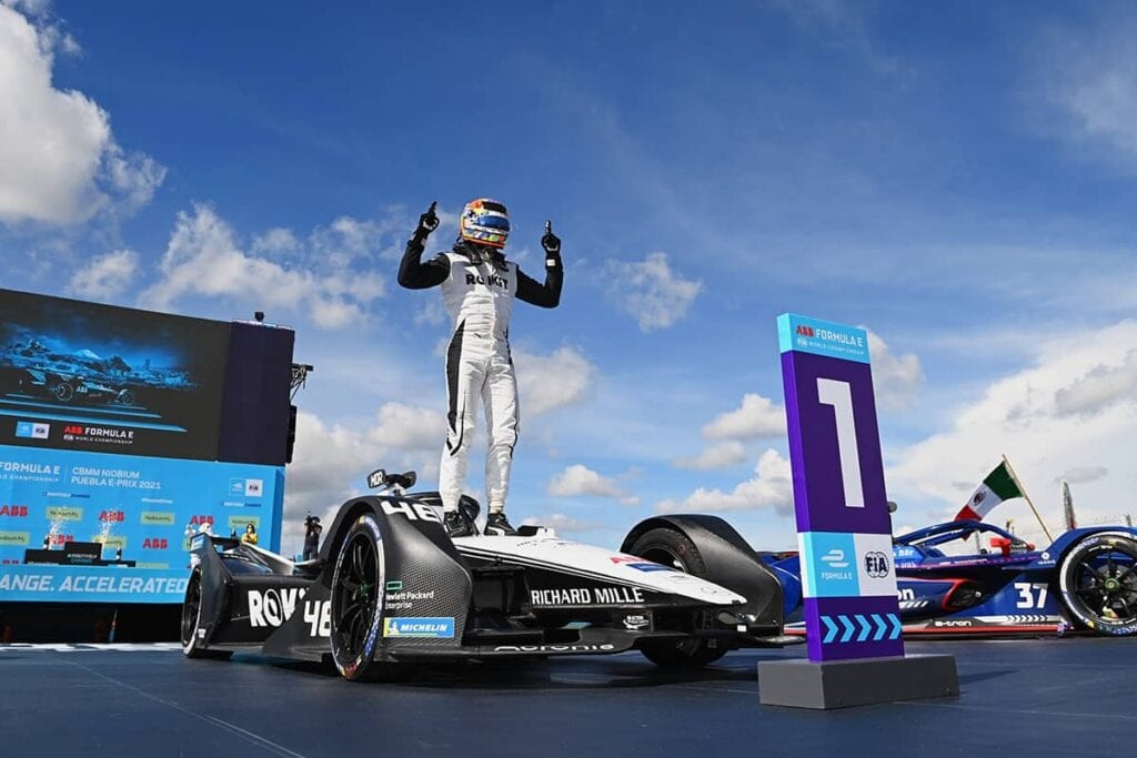 Formula E Puebla : Edoardo Mortara prend la pose après sa victoire.