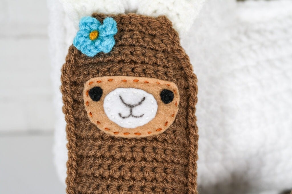 Make a crochet llama that is just adorable. It can be made with worsted weight yarn or blanket yarn. Free crochet pattern with instructions photos.