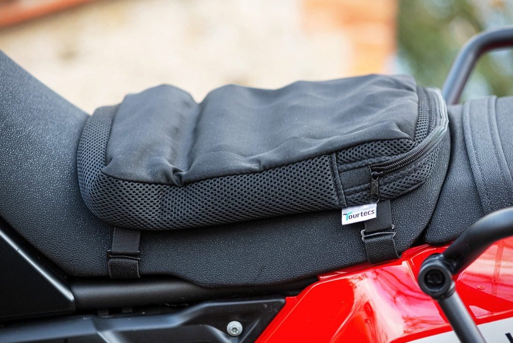 Komfort-Sitzkissen auf der Sitzbank von meinem Motorrad.