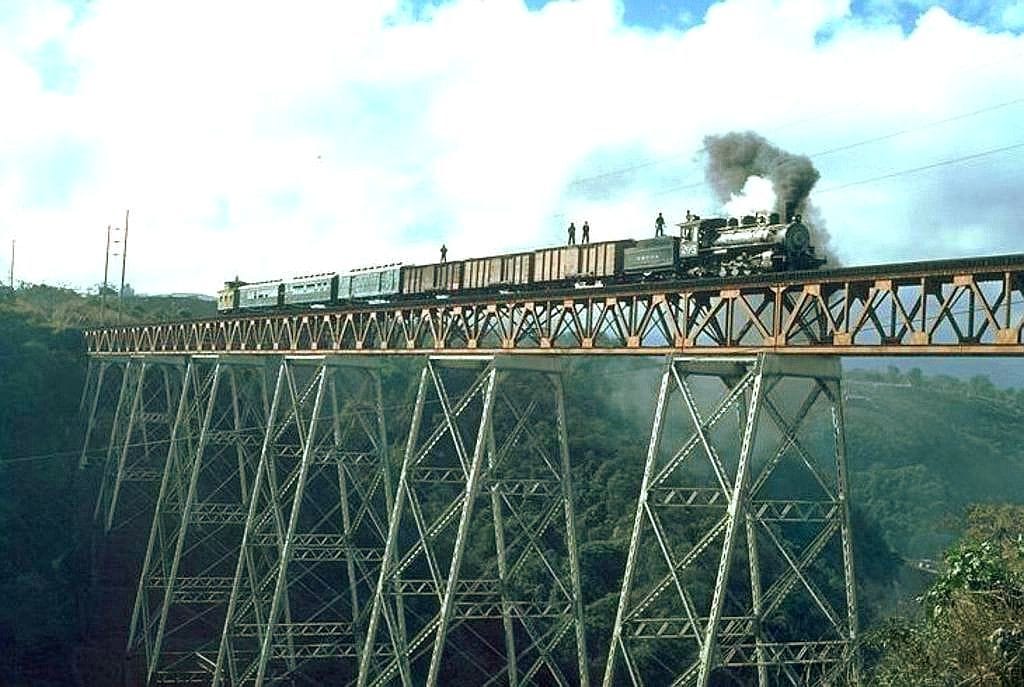 Ferrocarril sobre el espectacular puente Las Vacas