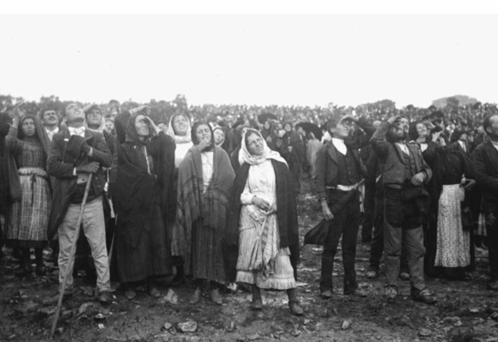 Las crónicas periodísticas estimaron que 70 mil personas se encontraban en el llano de Fátima y presenciaron como “bailó el Sol”, considerado el milagro de la Virgen. (SantoRosario.com.es: Hemeroteca SR)