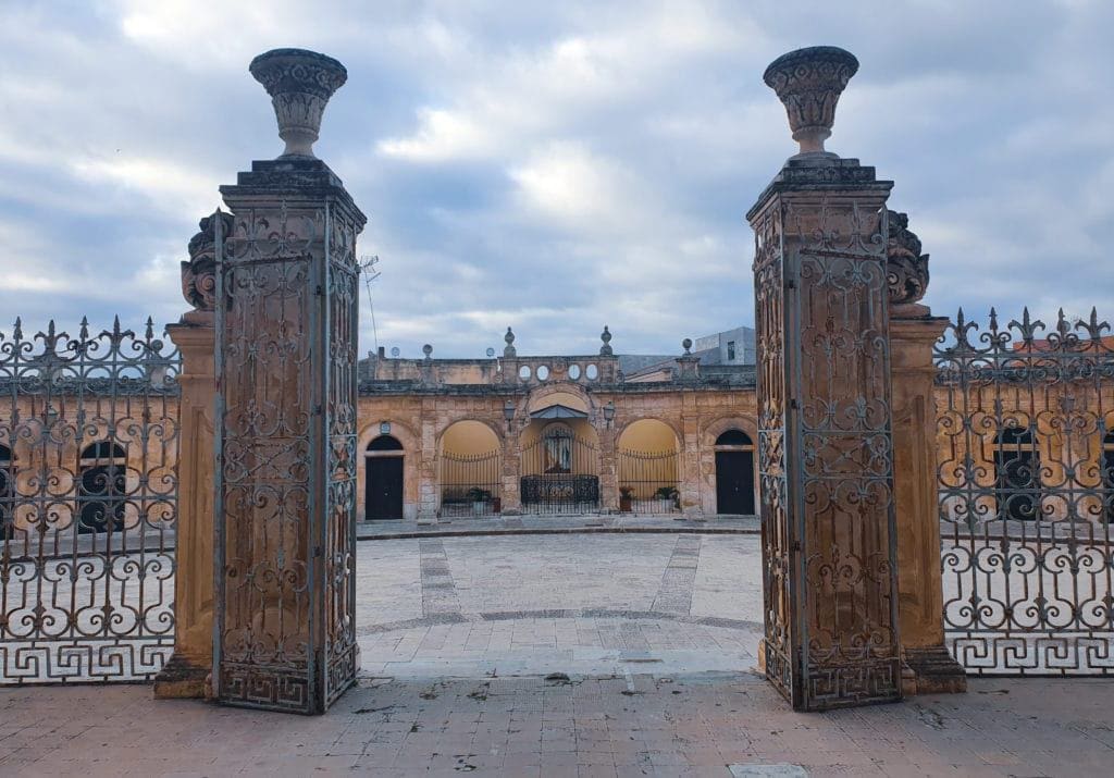 ispica_vigata_piazza_barocco_loggiato