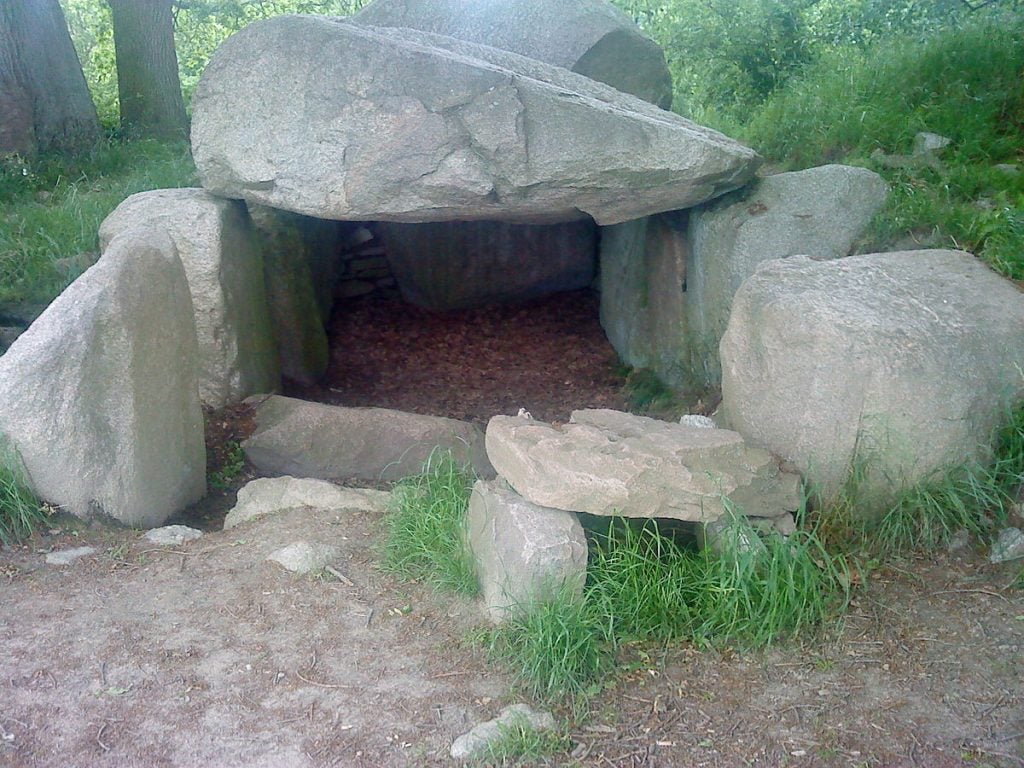1200px-LG_Dolmen1