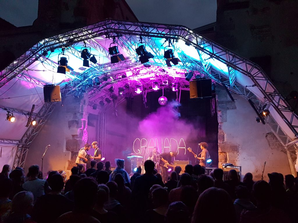 Open Air Konzerte wie Granada in der Katharinenruine sind toll in Nürnberg.