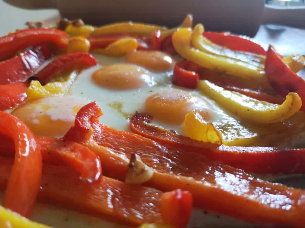 Baked eggs with peppers