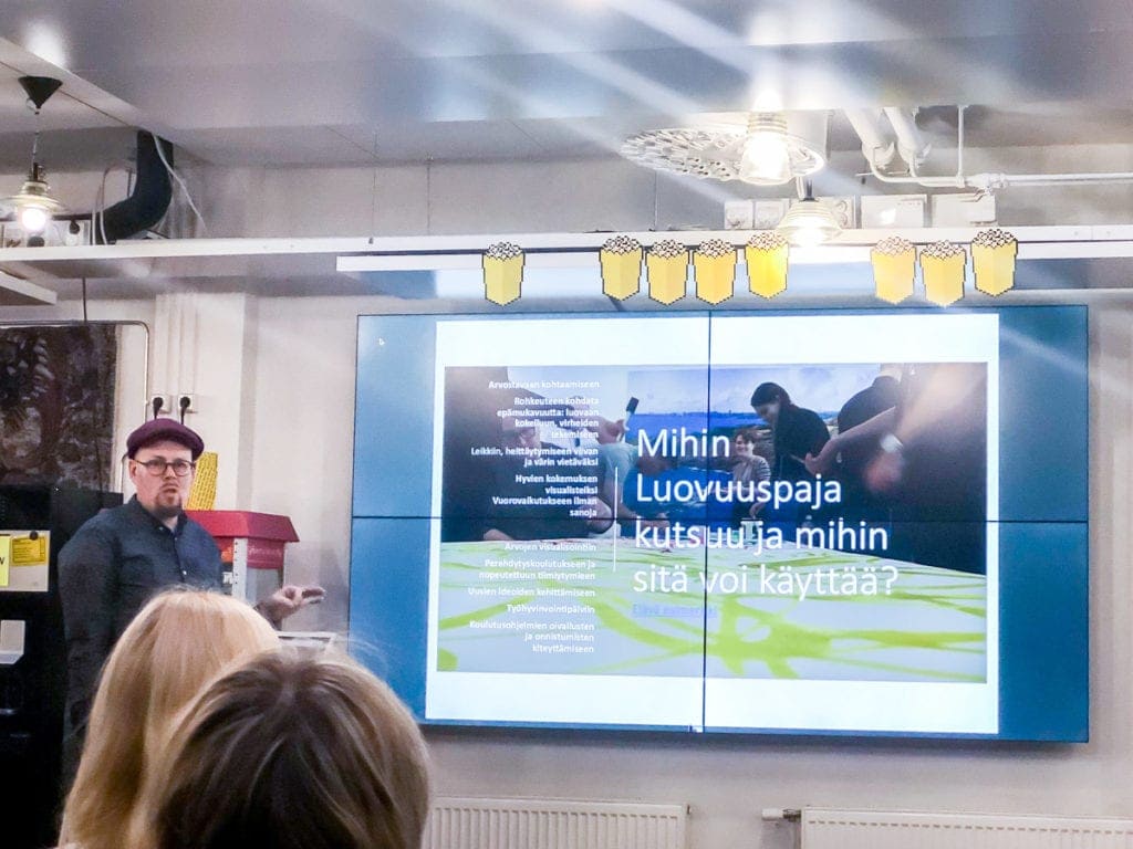 Art Annanolli eli Tero Annanolli kertoo yrityksille kuvataiteen ja maalaamisen mahdollisuuksista Taiken tilaisuudessa yrityksille jotka ovat kiinnostuneita organisaation kehittämisestä.