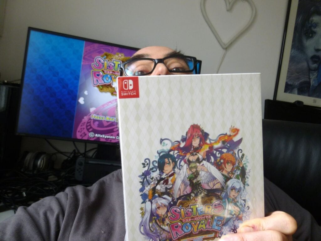 Robomatix 1999 tenant le coffret de l'édition limité du coffret Sisters Royale pour Switch