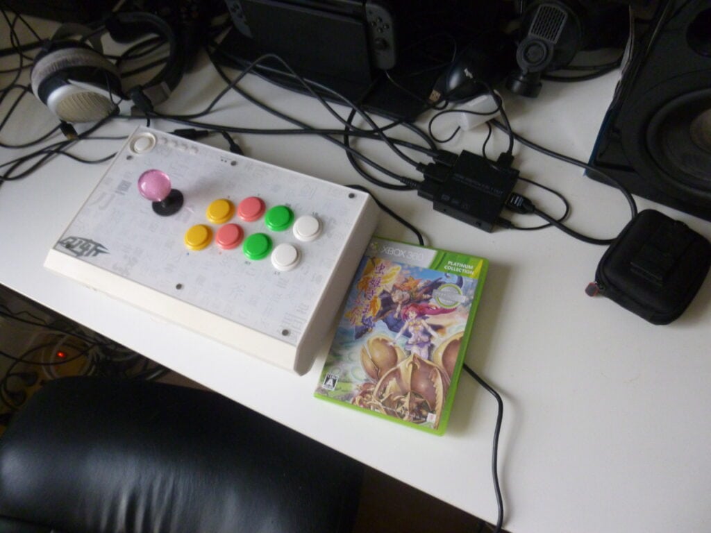 Mes compagnons pour les deux jours à venir : Mon arcade stick 360 et Mushihimesama Black Label. Le 30/12/2020.