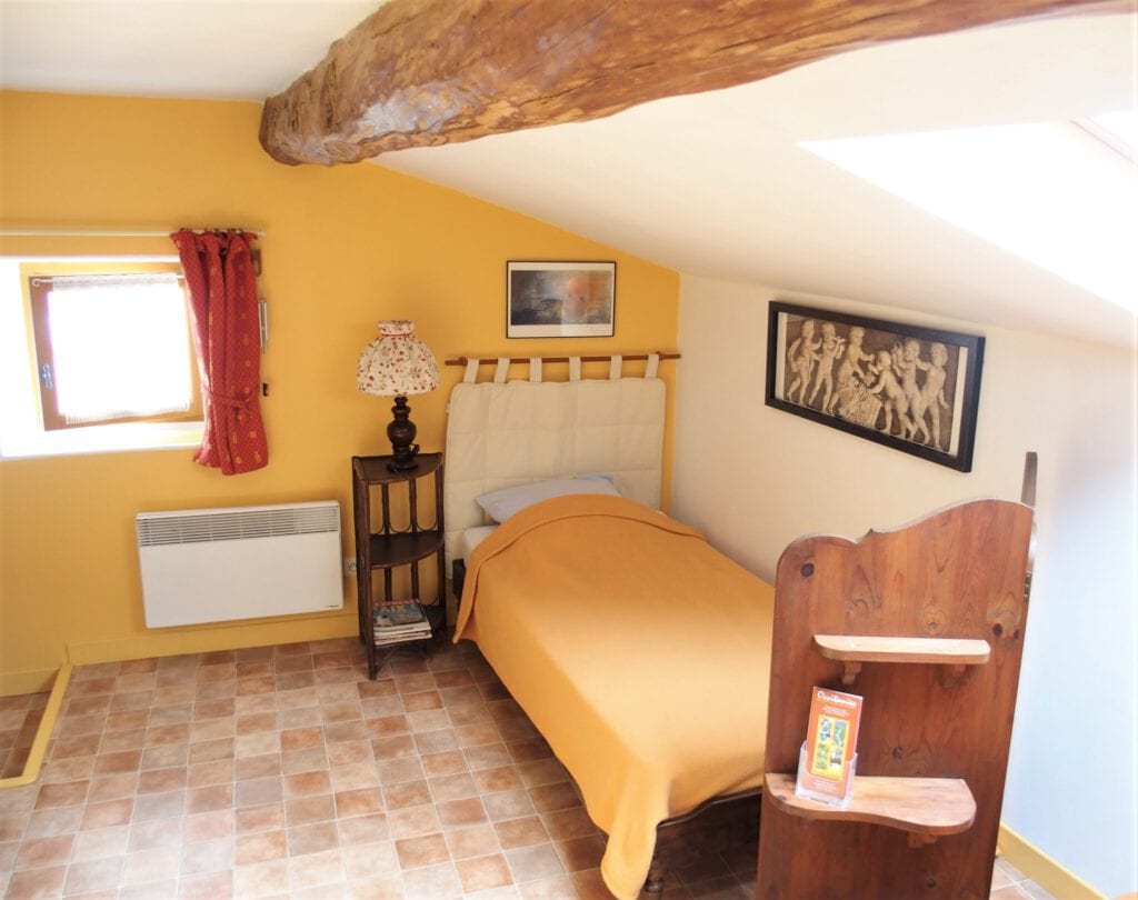 Gite les 4 chemins à Rians en Provence: chambre 2 lits en 90 - sanitaires en commun