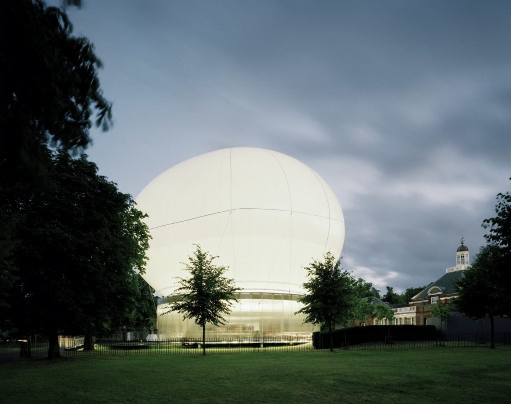 Pałac Kensington Serpentine Gallery Pavilion 2006 by Rem Koolhaas and Cecil Balmond with Arup